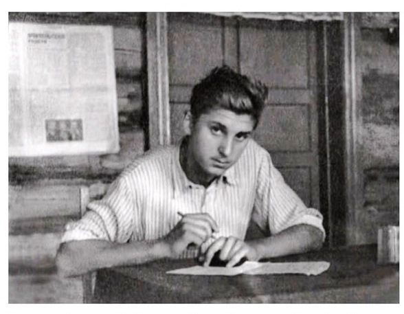 1958 год, студент 2 курса КГПИ В.И. Андреев. Подготовка к экзаменам.